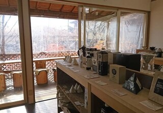 가루이자와 배이센쇼 - 개방적인 창문으로 자연광이 가득합니다♪자연이 풍부한 밝은 실내에서 식사도 가능합니다!!