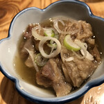 九州酒場 ほまれ - お通し（牛スジの塩煮込み）