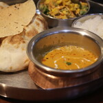 本格インド料理アシス - ハーフナンランチ(シーフードカレー)