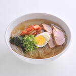 Warm noodles (850 yen excluding tax)