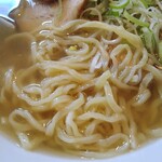 中華料理 萬来軒 - 縮れた麺。