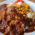 喫茶茶の間 - カレールウを注ぎかけたバターコーンカレー