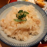 虎連坊 - たっぷり入った鯛のほぐし身に千切りしょうがが合う！鯛の身が多くて豪華な食べ放題の鯛めし