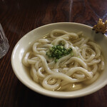 野口うどん - 醤油とか、ぶっかけで食べるのって
      最終手段で
      昔ながらの人間なので
      出汁で頂くのが好き。