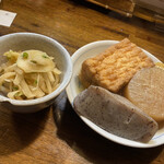 遊酒食堂 宇都宮 - 大根とニンニクの醤油漬けと
      おでんの厚揚げ、大根、こんにゃく