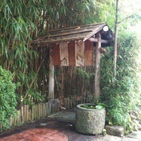 九つ井 本店 - 入口、暖簾を潜って入って行きます