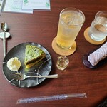 Raunji Kissa Hanago Ke - 抹茶とあずきのパウンドケーキと炭酸梅ジュースのセット(900円？)です。