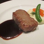 ビストロ セルクル - 牛ロース肉のステーキ：旨味のあるデミグラスソースが注がれ、ジャガイモのペースト、人参、スナップエンドウ が添えられています。 牛ステーキは やや硬めでヘルシーなお肉ですが、このお値段ですので致し方ないですネ！　　　　　2021.01.07