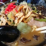 とんこつラーメンいしい - おろしニンニク。ガーリックチップ。紅生姜。お好みでラーメン酢。だいたい私が入れる。アイテム。