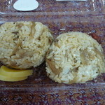 吉野鶏めし保存会 - 鶏めし　沢庵に梅干もついてます