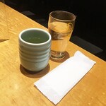 高田屋 - 着座と同時にお冷・温かいお茶・お手拭きを店員さんが置いていきます。
      寒い日には温かいお茶は嬉しい♪