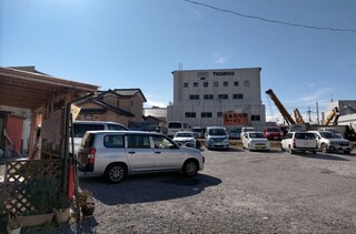 横浜ラーメン厨房 うえむらや - 20台停められる第一駐車場。第二駐車場もあり。駅からは最寄ってないので車で来ることを前提にしてる。