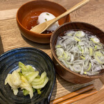肉汁餃子のダンダダン - ランチには中華スープと温泉卵と漬物付