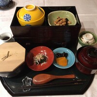 菊華荘 - 朝食膳が運ばれてきました