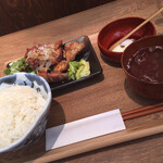 nikujirugyouzanodandadan - 温泉玉子と鶏がらスープ付きで、ご飯は炊き加減良く美味かった。