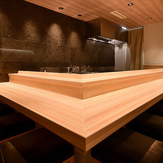 A dazzling all-hinoki counter that is both dignified and warm.