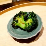 温石 - 朝採りのブロッコリーは濃い。嬉しい。炭火からしょうゆの薫りが漂ってたまらない。