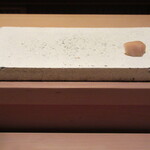 江戸前鮨 二鶴 - 寿司台に生姜