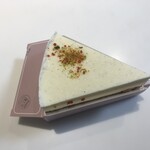 チーズケーキ専門店 ナメリ - 箱の中は直径10cm程の冷凍チーズケーキ