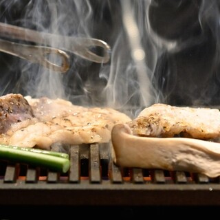 煙立ち込める中、当店自慢の焼きふぐをご賞味あれ！