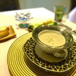 ル パルファン - 【ゴボウと松の実のポタージュ】
                                アツアツで、食感まで感じる旨みのあるポタージュ。
                                