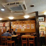 Niimura - 店内スペース
      混んできたら、4人席は相席とにった。