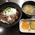 大淀河畔 みやちく - 牛めし・味噌汁・香の物