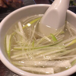 牛たん炭火焼 仁 - ネギたっぷりのテールスープにも牛たんが入ってます！