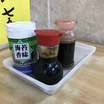 さか本そば店 - カスターセットには醤油とソースとフリカケのみなので