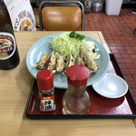 さか本そば店 - 餃子はお酢とラー油を連れてくる