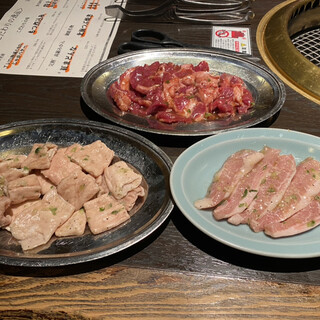 焼肉菜包 朴然 - 料理写真:シロコロホルモン、上ジンギスカン、トントロ
