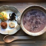 Kafe Oosaka Chakai - 休止中【小豆がゆ 香の物他計3品付】ヘルシーおかゆメニュー！砂糖不使用でゆで小豆の自然の甘さと程良い塩加減が人気です。通常サイズ 495円、L (1.5倍）605円、やわらか梅55円、焼き餅110円のトッピングがおススメ。ドリンクセットは、55円引き。写真のやわらか梅はトッピングで、+55円となります。