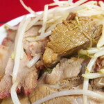ラーメン二郎 - 今日の豚の厚み