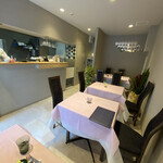 ル パルファン - 10席の小さな店。
      なるべく14:0頃にお邪魔したい。