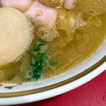 ラーメン濱野家 - 鶏油たっぷりで醤油感強めのスープ。