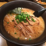 寵児 - 豚骨塩ラーメン（大盛り）680円。丼がデカい！