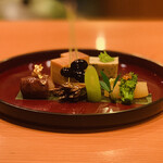 日本料理 たかむら - 【先付1：八寸】
      ・数の子、菜花の昆布〆+卵黄の塩漬
      ・ツクバネの酢漬
      ・チシャトウの味噌漬
      ・田作り（ごまめ）
      ・茶ぶりナマコ
      ・特製卵焼き
      ・浅利と春菊の胡麻寄せ
      ・黒豆