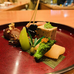 日本料理 たかむら - 【先付1：八寸】
      ・数の子、菜花の昆布〆+卵黄の塩漬
      ・ツクバネの酢漬
      ・チシャトウの味噌漬
      ・田作り（ごまめ）
      ・茶ぶりナマコ
      ・特製卵焼き
      ・浅利と春菊の胡麻寄せ
      ・黒豆