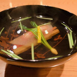 日本料理 たかむら - 【椀】
      ・車海老+京人参+牛蒡+蕪の花びら餅仕立て、ミツバ+ウグイス菜+柚子