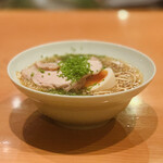 日本料理 たかむら - 【〆】
      ・特製ラーメン
      　具：特製焼豚、葱、玉葱
      　スープ：宮崎地鶏+鼈+鰹
      　麺：極細ストレート