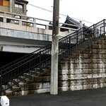 Wakaura Shokudou - この階段で漁港から上の道へ