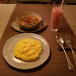 インド料理 想いの木 - 金目鯛カリー+サフランライス+あまおうラッシー