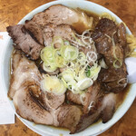 かし亀 - チャーシュー多い麺