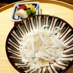 温石 - ふっくらお出汁て膨らんで。真ん中から左側の子と目が合う。