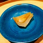 温石 - 新玉葱。ターコイズブルーのお皿に金継ぎが映えて美しい