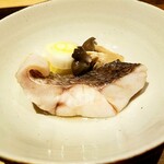 温石 - 凄い石持。身はプリッと。でもコラーゲン的な物も感じる。甘い。