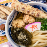 麺匠 釜善 - とりちくわ天うどん(3玉)+ごぼう天+梅干し+とろろ昆布=1,050円