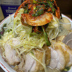 ラーメン二郎 - 小ぶた（880円）＋ネギ（100円）＋味つき玉子（80円）＋ニラキムチ（80円）、ニンニクコール