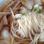 Dairaiken - 麺はかなりコシがある。たぶん棹麺かな？
                      スープは済んでて綺麗！だが…