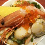 灼味噌らーめん 八堂八 - 八堂八海宝漬 新春スペシャル 500円、内容は「サーモン」「イカ」「ホタテ」「メカブ」「トビッ子」「ズワイガニ」「イクラ」「数の子」「ボタン海老」などが